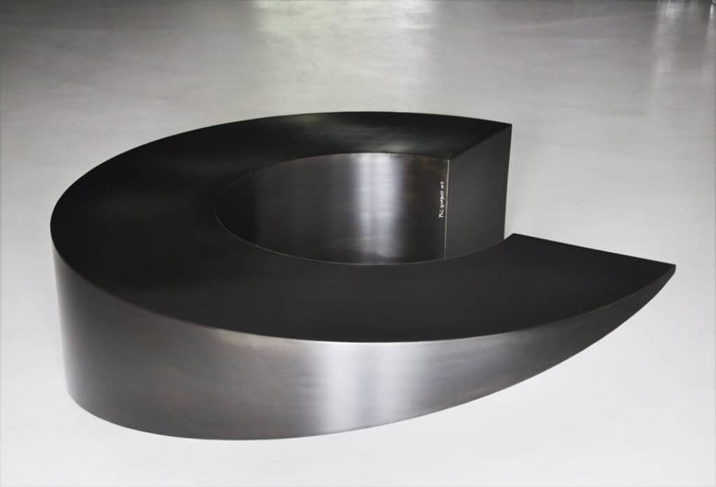 Circle Table Raw steel black patina 2022 H 40 – 150 cm 60 kg Limited edition of 8